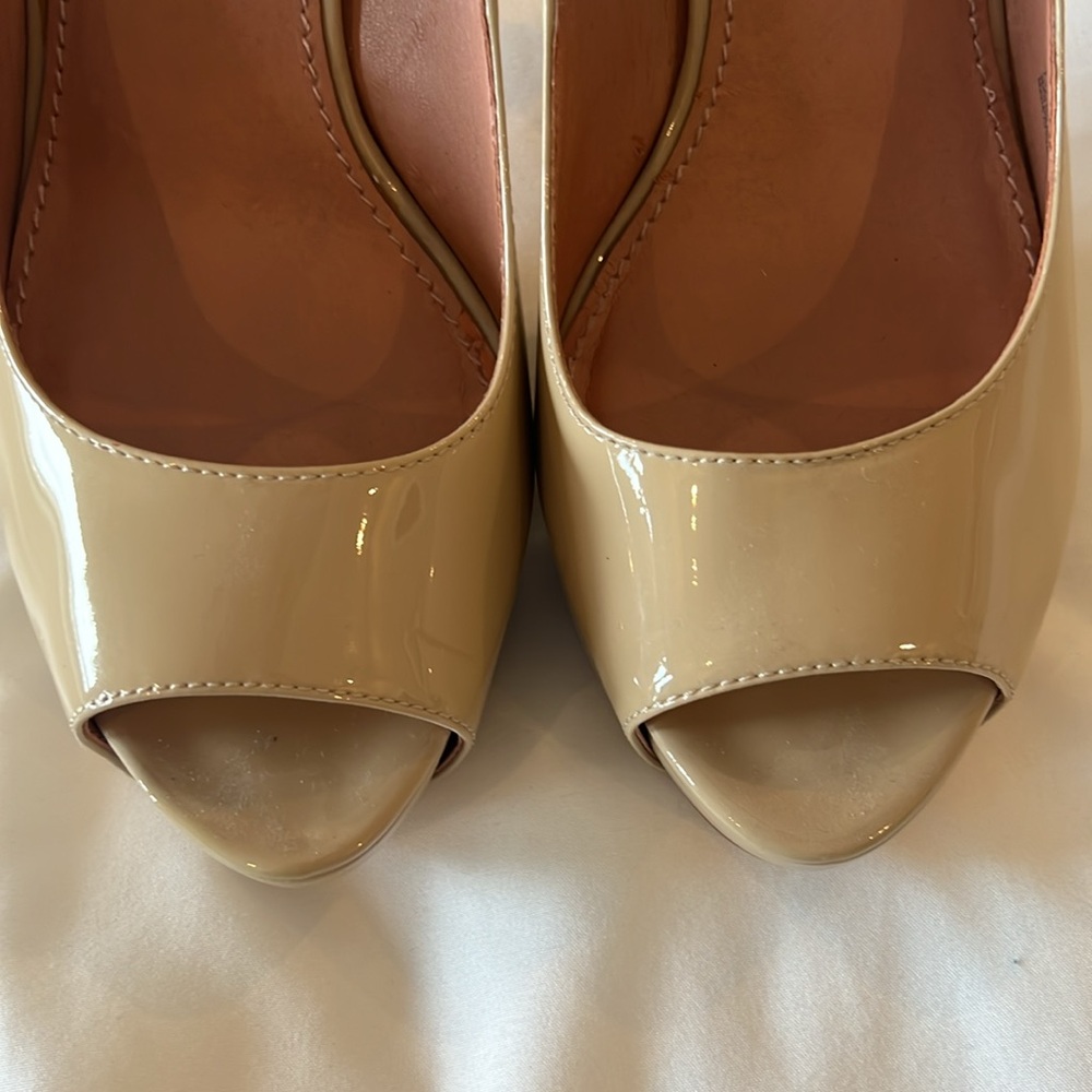 Vince Camuto beige patent peep toe platforms - Picture 2 of 6